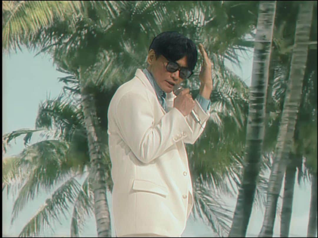 田中裕介のインスタグラム：「サカナクション / 忘れられないの Music Video が公開されました。皆さま是非。 過去はいつも新しく、未来はつねに懐かしい https://youtu.be/BxqYUbNR-c0 #サカナクション #sakanaction #834194 #忘れられないの」