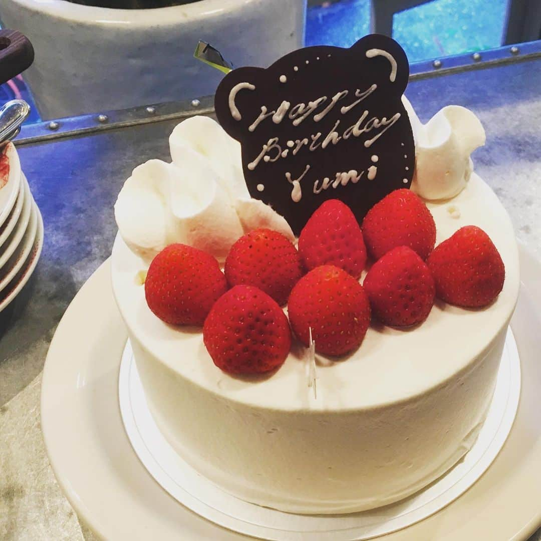 平野由実さんのインスタグラム写真 - (平野由実Instagram)「#誕生日ケーキ #🎂 #感謝 いくつになってもお祝いしていただけることは、嬉しいことです。 ありがとうございます😊 無事に歳を取ることができて、しあわせ者です。 健康で元気に過ごせるように頑張りたいと思います。 皆さんも安全健康で過ごせますように✨」6月21日 14時26分 - yumi_hiranoo