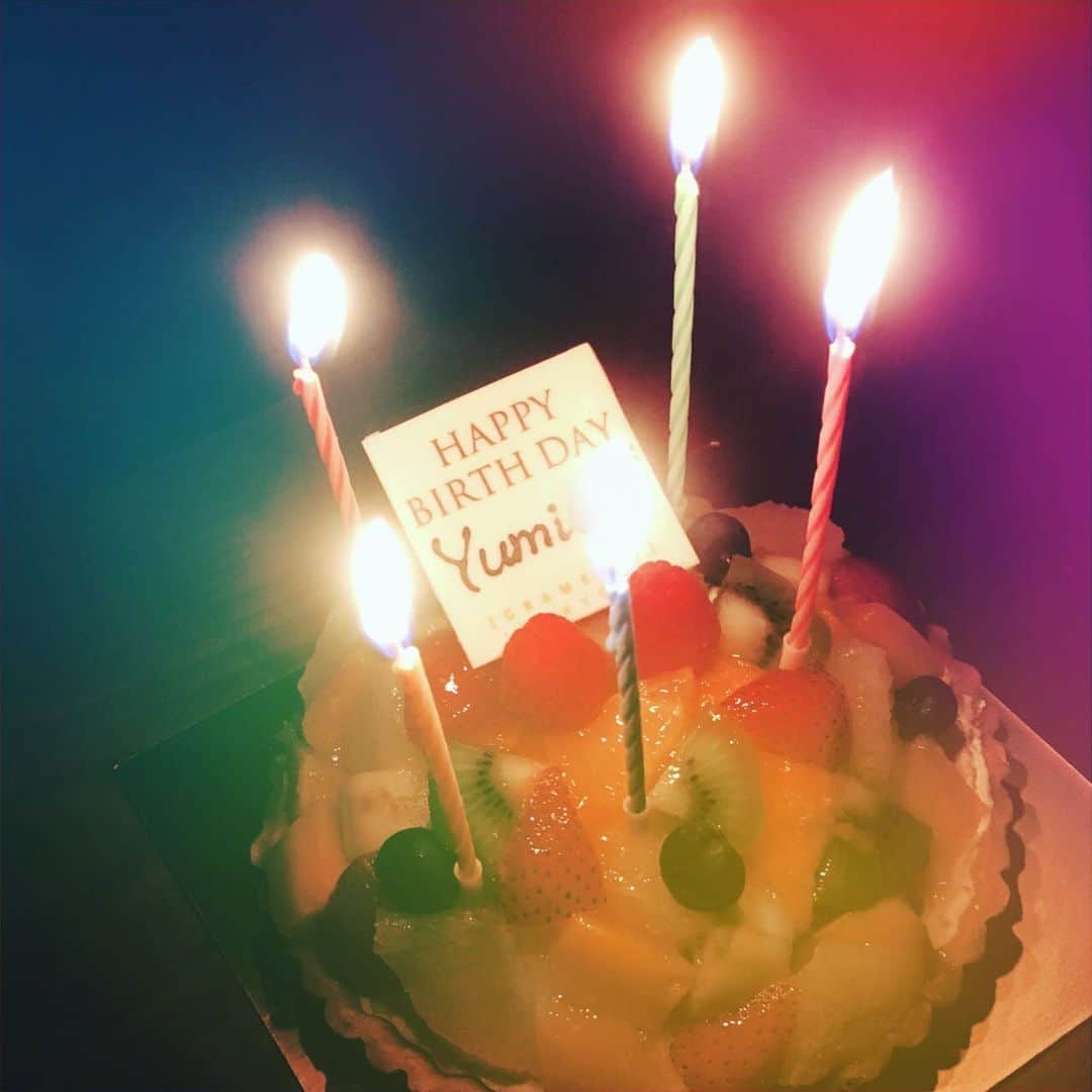 平野由実さんのインスタグラム写真 - (平野由実Instagram)「#誕生日ケーキ #🎂 #感謝 いくつになってもお祝いしていただけることは、嬉しいことです。 ありがとうございます😊 無事に歳を取ることができて、しあわせ者です。 健康で元気に過ごせるように頑張りたいと思います。 皆さんも安全健康で過ごせますように✨」6月21日 14時26分 - yumi_hiranoo