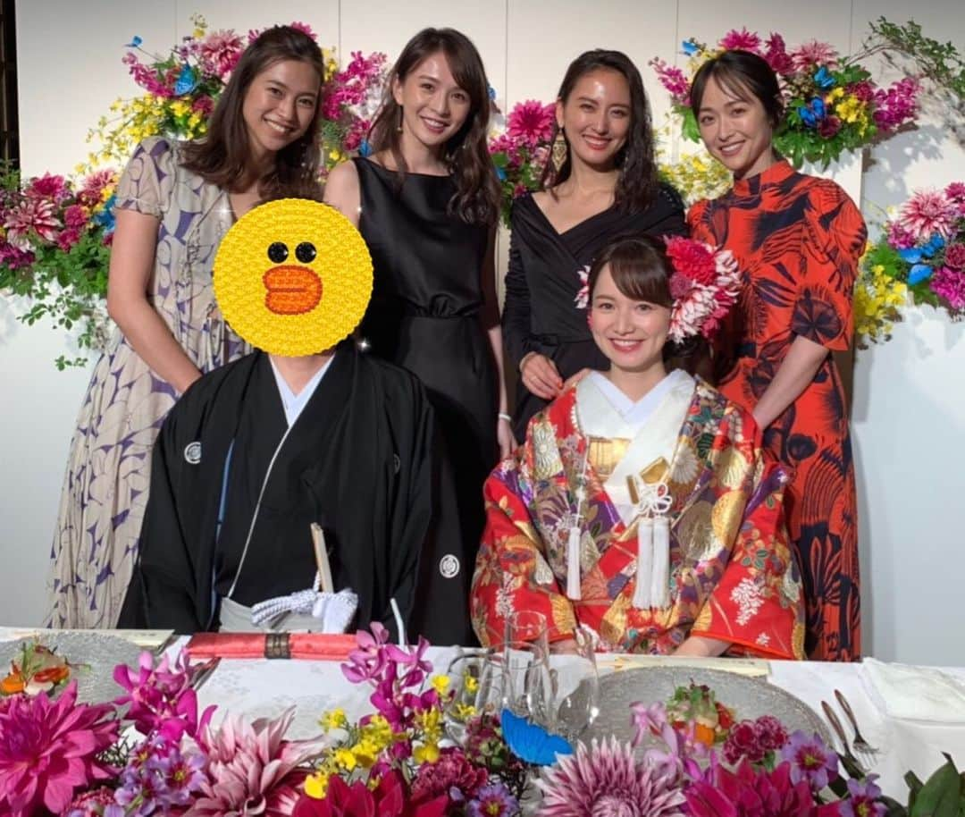 三枝こころさんのインスタグラム写真 - (三枝こころInstagram)「妊娠発表に沢山のコメントありがとうございます😊 元気な赤ちゃんを産んで、皆さんにいち早くゴルフ復帰を伝えられるように頑張ります⛳️ 6月1日に八芳園 @happoen_wedding にて結婚式を挙げました❤️ どうしても神前式が良くて、アクセスや披露宴会場の雰囲気などから八芳園さんにお願いすることに😊 結婚式は昔からの夢で、沢山の方々に祝って頂き本当に幸せでした。 衣装にもこだわり、着物は銀座にある京鐘 @kyokanewedding さんにお願いしました。 白無垢・打ち掛けは3回くらい足を運んで選び、悩みに悩みこの2着になりました。 色打ち掛けのお花は中目黒にあるARDOISE @ardoise1986 さんにお願いし、着物に負けないくらいの生花を選んでもらいました。 夕方からの挙式にした理由は、キャンドルの演出と庭からのサプライズ登場をやりたかったから(笑) キャンドルジュンさんの演出は、来ていただいた方皆さんが感動するほど素敵で夜はもっと凄いことに🕯 本当に一生の思い出に残る結婚式になりました。 ありがとうございます。 ドレスは次の投稿で😍 #結婚式 #三枝こころ  #八芳園 #着物 #京鐘 #白無垢 #角隠し #色打ち掛け #お花 #神前式 #ARDOISE #キャンドルジュン」6月21日 14時27分 - kokoro_golf