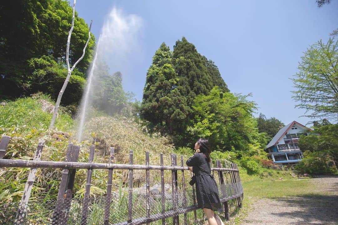 東北女子さんのインスタグラム写真 - (東北女子Instagram)「. 鳴子溫泉不只溫泉之雖然這也是溫泉 . 間歇泉是指間斷性從地底噴出的溫泉。這種奇特的景觀日本僅有10處，在東北就有兩處。 . 除了溫泉，其實這裡還有一個特別的體驗⋯⋯ （但照片不夠放下集待續😆） . . #間欠泉 📍交通：從鳴子溫泉站搭前往鬼首溫泉的巴士，至 #かんけつ泉 下車後徒步2分鐘 📍入園費：400円. 📍開放時間：3月底〜11月 看google地圖可抵達，抵達後依照停車場位置指示（請見最後一張照片） . . #日本東北 #東北女子travel #宮城 #宮城旅遊 #鳴子溫泉  #鳴子 #溫泉 #日本自駕 #鬼首溫泉 #鬼首温泉 #東北旅行 #japan_onsen #東北旅遊 #東北自助 #行くぜ東北 #サザエさんの愉快なタビ #miyagi #みやぎ春ジェニック #東北女子」6月21日 14時27分 - tohoku_girl_official