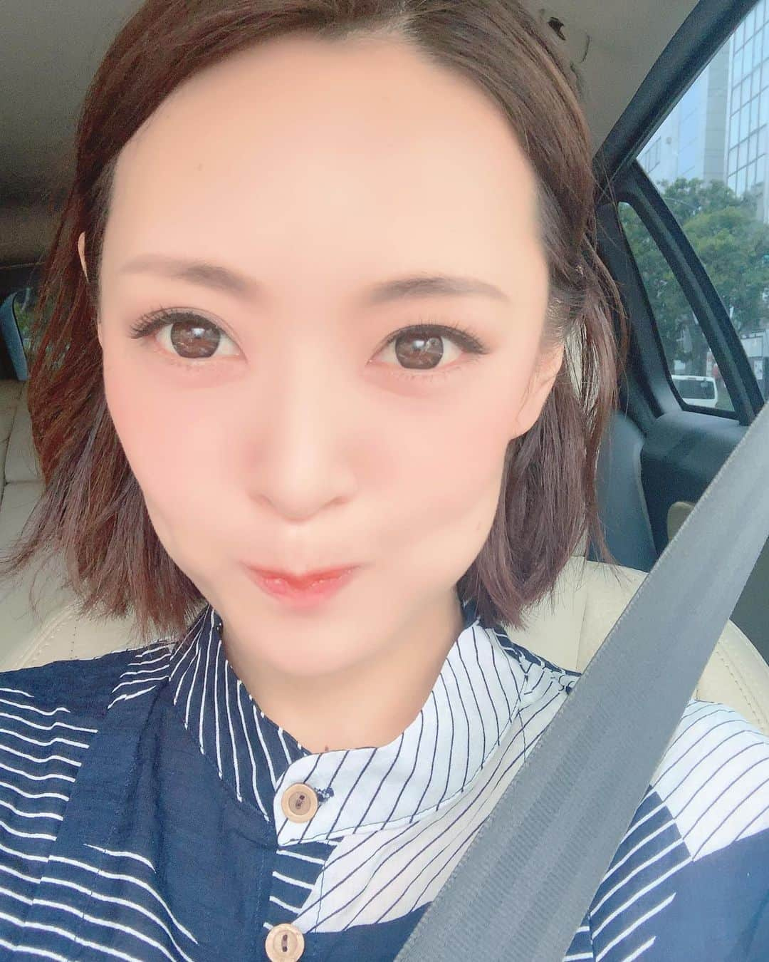 みかんさんのインスタグラム写真 - (みかんInstagram)「今日は名古屋です♫ 午前中に撮影してたのでメイクばっちりなんです🤣 名古屋までは車じゃなくて新幹線🚄 久々に会える人もいて楽しみ✨ そして、今日はいちだんとお腹が張って苦しい…。 荷物などはPAにサポートしてもらおう🥴 #名古屋 #新幹線 #あっと言う間」6月21日 14時35分 - mikan02241984