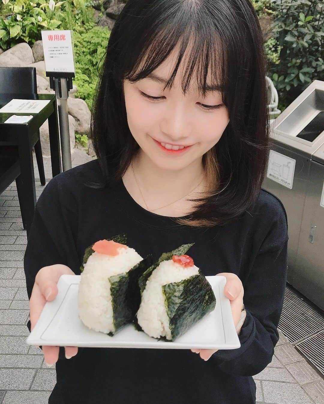 本田みくさんのインスタグラム写真 - (本田みくInstagram)「( Ꙭ)っ🍙 . おにぎり似合うな😃 . . . #🍙 #おにぎり#riceball #笑顏 #札幌グルメ #札幌ランチ  #北海道グルメ #hokkaidofood #메이크업#followｍe #l4l #日本代購 #japanesefood #japaneseculture」6月21日 14時35分 - hondamiku