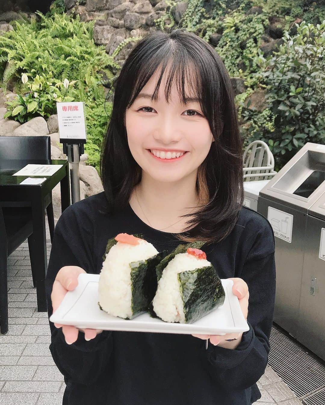 のインスタグラム：「( Ꙭ)っ🍙 . おにぎり似合うな😃 . . . #🍙 #おにぎり#riceball #笑顏 #札幌グルメ #札幌ランチ  #北海道グルメ #hokkaidofood #메이크업#followｍe #l4l #日本代購 #japanesefood #japaneseculture」
