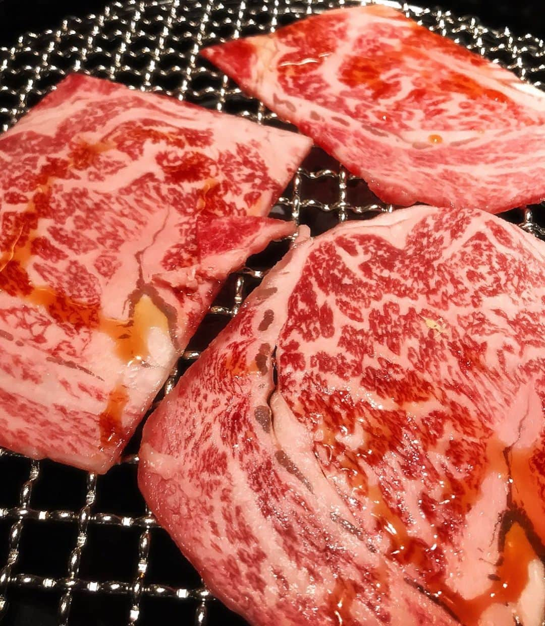 TONEAYUさんのインスタグラム写真 - (TONEAYUInstagram)「好きな四文字熟語は、『毎日焼肉』のTONEAYUです🙋🏼‍♀️💓😆﻿ ﻿ 先日、日本焼肉はせ川 表参道店にて、平家(へいけ)という、最高級肉7種 全16品をコースで頂きました😍❤️❤️❤️﻿ ﻿ 【肉の王特選シャトーブリアンを味わう】﻿ というだけあって...🤤🤤🤤﻿ ﻿ 本当に美味しすぎた😭💓😍﻿ ﻿ 極上の焼肉、いう言葉がピッタリで、お肉の旨味がしっかりとあって、一口一口が美味しくて、食べるたびに感動💖﻿ ﻿ お料理もどれも美味しくて、間違いなくオススメできるお店です。﻿ ﻿ 中でも、✨和牛のにぎり 雲丹とこぼれいくら✨には、歓喜😂💓﻿ ﻿ 最高すぎて時間止まって欲しかった👈﻿ ﻿ 近江牛シャトーブリアンに、黒毛和牛サーロイン...金粉も踊りまくる💃💕💕✨﻿ ﻿ 贅沢すぎるぅうう🥰✨✨✨﻿ ﻿ 休日限定のランチメニューでは、黒毛和牛をリーズナブルな価格で食べることができるみたいなので、今度、母連れて来たいです🐮😆💖﻿ ﻿ 店内の雰囲気もとっても素敵なので、表参道来る際にはオススメですよぉ(°▽°)💕💕﻿ ﻿ ﻿ #日本焼肉はせ川﻿ #焼肉日本料理﻿ #和スタイル焼肉 ﻿ #黒毛和牛﻿ #焼肉﻿ #表参道﻿ #肉食女子﻿ #毎日焼肉﻿ #雲丹﻿ #いくら﻿ #グルメ﻿ #lunch﻿ #dinner﻿ #インスタ映え」6月21日 14時36分 - toneayu