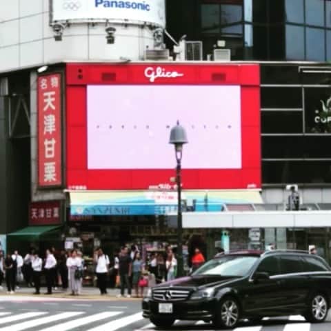 河村康輔のインスタグラム：「今日から渋谷の街頭で流れてます。  渋谷の街頭ヴィジョンにアートを投下するプロジェクト #NEO SHIBUYA TV  Thanks: @neoshibuyatv」