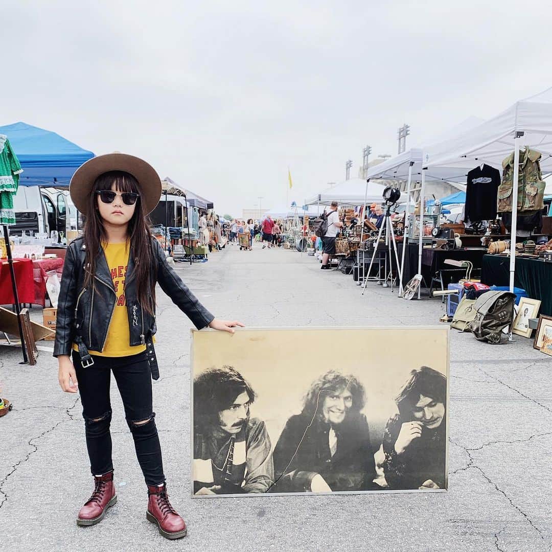 Zooey Miyoshiさんのインスタグラム写真 - (Zooey MiyoshiInstagram)「Flea market adventures @longbeachantiquemarket 🎸 If you’re a kid’s vintage vendor and will be at Long Beach flea market next month let us know!!!! Btw this CREAM poster was only $30!!!! Tee: @one_day_parade || @alexandalexacom Boots: @drmartensofficial」6月21日 14時43分 - zooeyinthecity