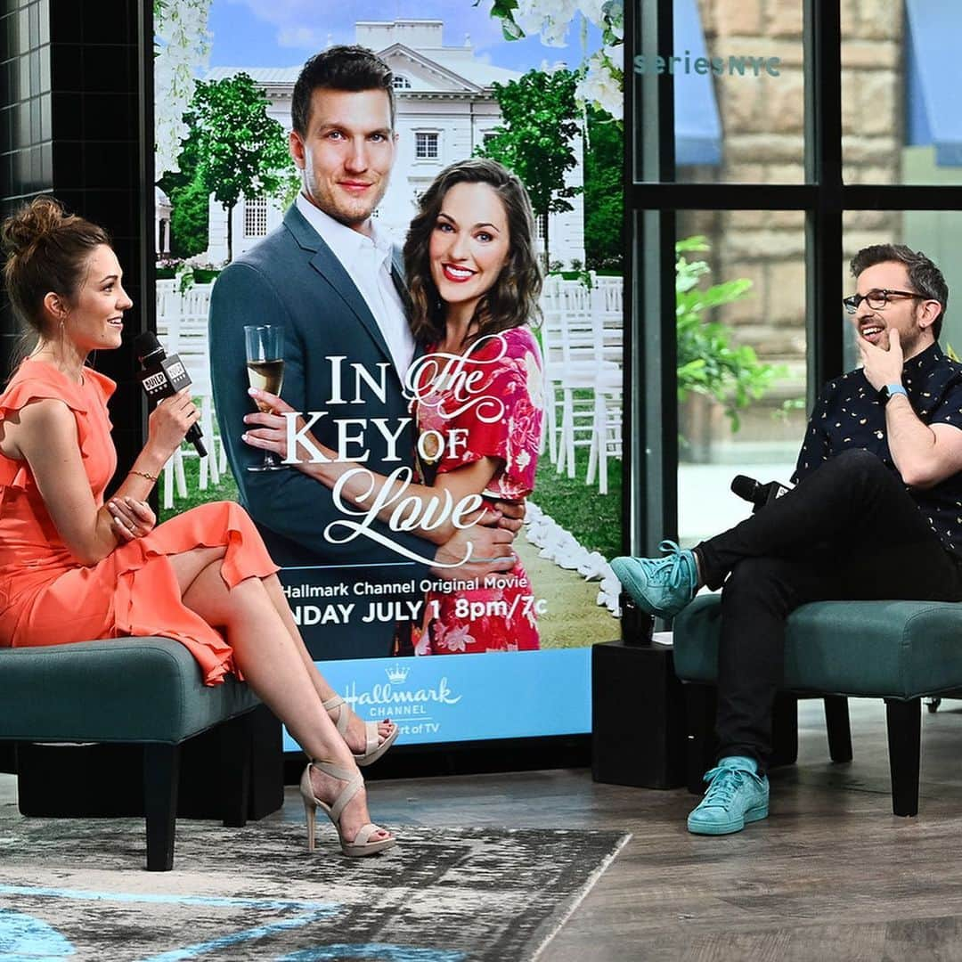 ローラ・オスさんのインスタグラム写真 - (ローラ・オスInstagram)「@mikepont said “do something with your hands” so I did. 📸 Thanks for a jolly good time today, @buildseriesnyc! So excited to be sharing about #InTheKeyOfLove. July 1, @hallmarkchannel. @42west 💇🏻‍♀️:@miasantiagohair 💄:@glennbrownell 👗:@karen_millen」6月21日 14時44分 - lauraosnes