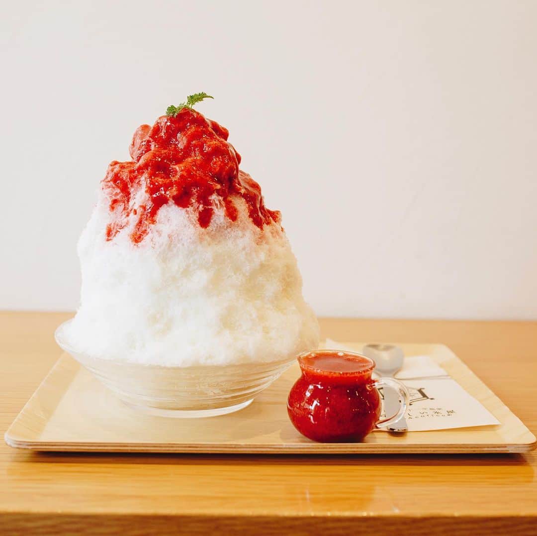 Hanako公式さんのインスタグラム写真 - (Hanako公式Instagram)「素材の味が際立つ「博多純氷」のふわふわかき氷🍧﻿ ﻿ 〈 おいしい氷屋 天神南店 〉の一番人気は、朝倉の契約農家から仕入れたいちごを使用した「あまおうイチゴミルク」🍓熊本県阿蘇産の牛乳で作る自家製ミルク、氷の中に隠れるマスカルポーネと共に口に運べば、いちごのレアチーズケーキを食べているような贅沢な気分に！﻿ ﻿ 【Hanako_福岡シティガイド発売!!】﻿ #Hanako #Hanako_magazine #Hanako30th #おいしい氷屋 #天神カフェ #かき氷 #福岡 #fukuoka #福岡旅行 #博多 #天満 #うきは #糸島 #糟屋 #福岡グルメ #福岡カフェ巡り #福岡スイーツ #福岡うどん #福岡カレー部 #博多グルメ #博多カフェ #糸島カフェ #うきはカフェ #喫茶店巡り #喫茶部 #カフェ部 #カフェ巡り #コーヒー好き #朝ごはんの記録 #photoby_seijiseki」6月21日 14時57分 - hanako_magazine