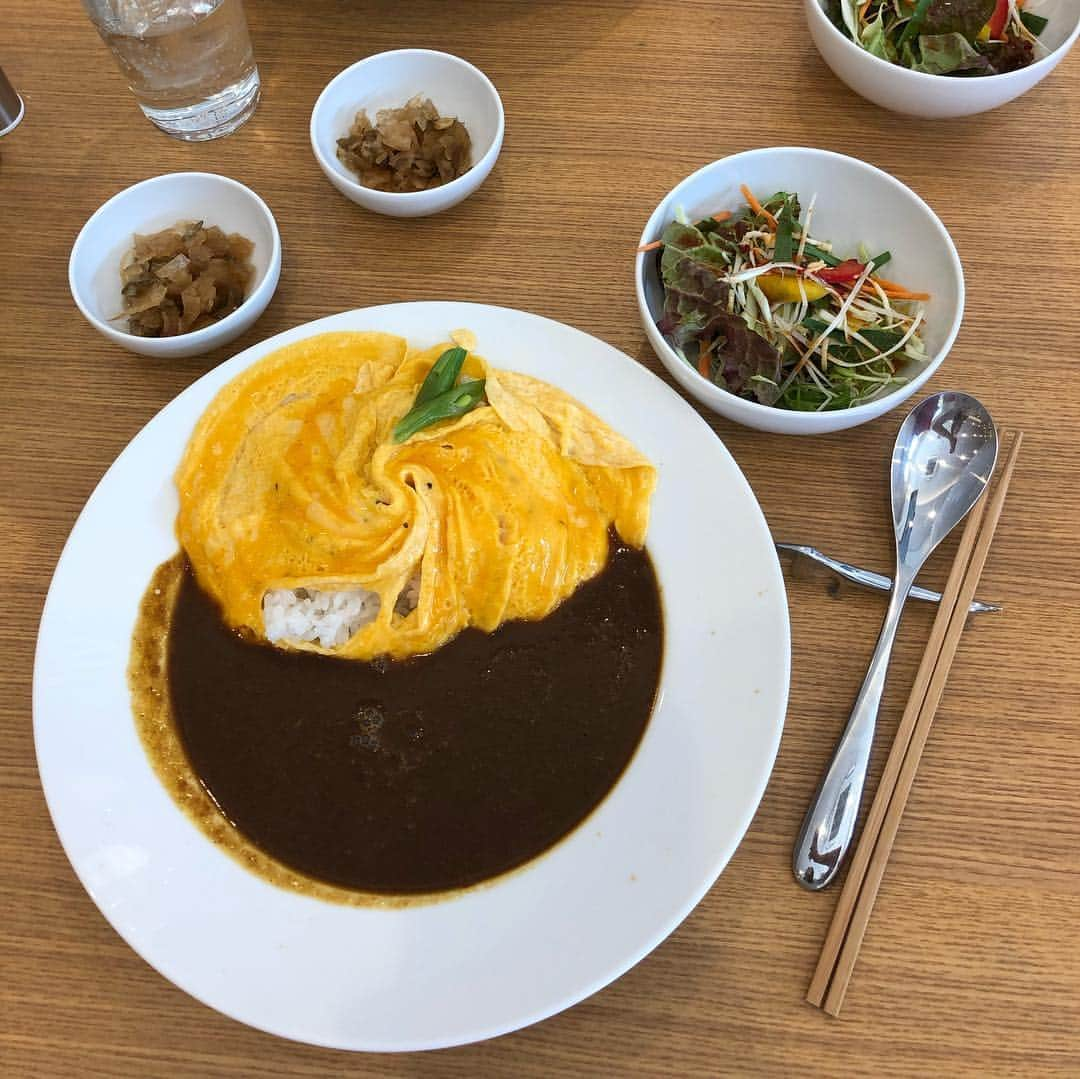 才藤歩夢さんのインスタグラム写真 - (才藤歩夢Instagram)「⭐️Tokyo Curry Design⭐️ おいしいカレーと韓国料理が食べられちゃうオシャレなお店🥳 お店の中の雰囲気も綺麗で凄く良くって、お料理などの注文はタブレットから🙄👀 量も多くて大満足🤩 結構お腹いっぱいだったけどカレーを食べた後に気になってたロールキャベツ🥬美味しすぎてペロリでした😋 みなさんもぜひ行ってみてください🍛  @tokyocurrydesign  東京都豊島区池袋3-3-10 永見ビル1F」6月21日 14時55分 - ayumu_saito_