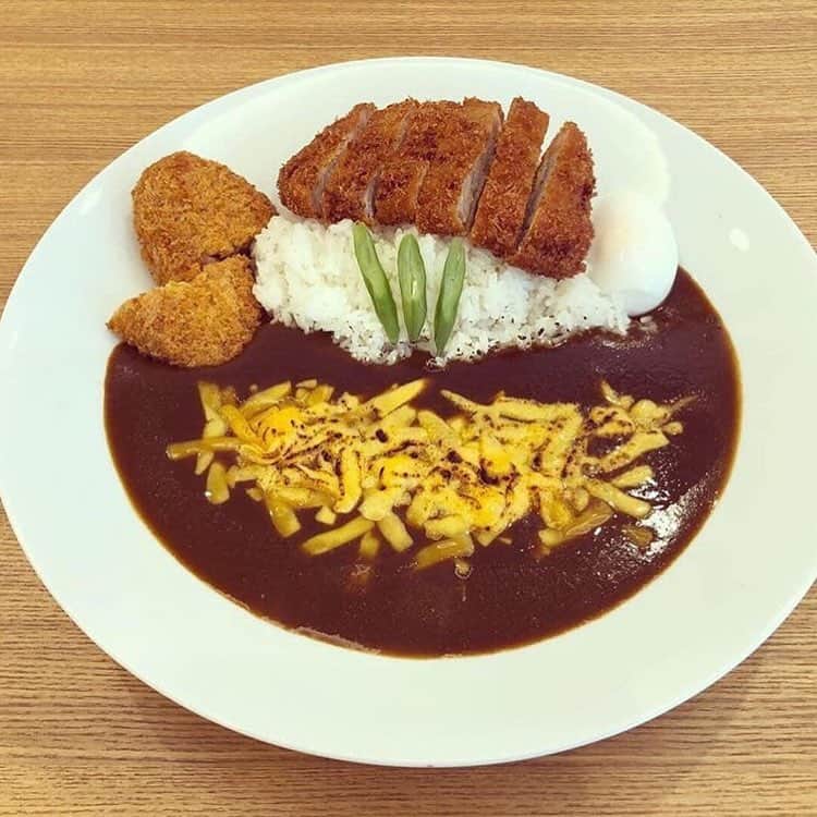 才藤歩夢さんのインスタグラム写真 - (才藤歩夢Instagram)「⭐️Tokyo Curry Design⭐️ おいしいカレーと韓国料理が食べられちゃうオシャレなお店🥳 お店の中の雰囲気も綺麗で凄く良くって、お料理などの注文はタブレットから🙄👀 量も多くて大満足🤩 結構お腹いっぱいだったけどカレーを食べた後に気になってたロールキャベツ🥬美味しすぎてペロリでした😋 みなさんもぜひ行ってみてください🍛  @tokyocurrydesign  東京都豊島区池袋3-3-10 永見ビル1F」6月21日 14時55分 - ayumu_saito_