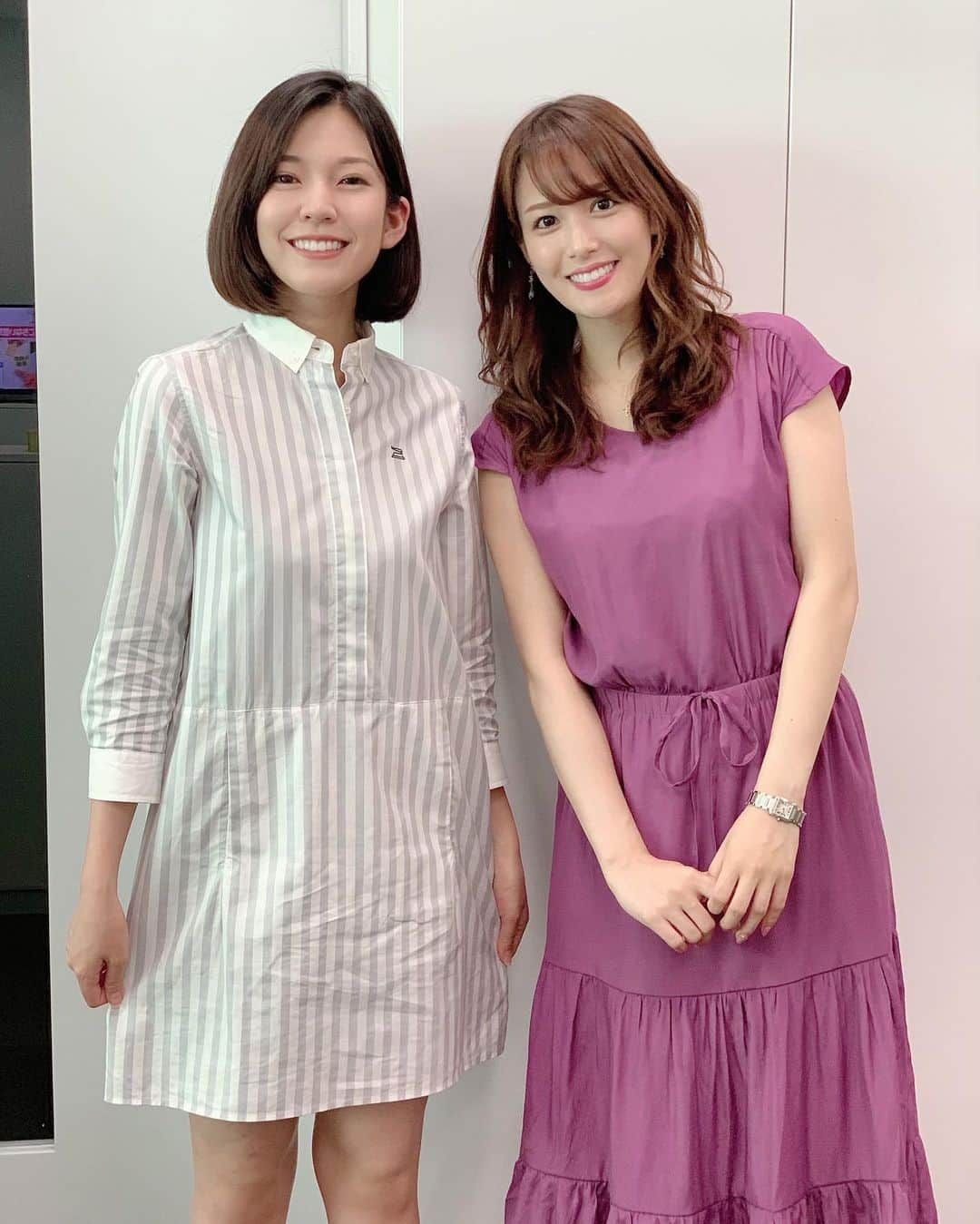 鷲見玲奈さんのインスタグラム写真 - (鷲見玲奈Instagram)「. もっちゃんこと、西野志海アナウンサーに久しぶりに会えました☺️ アナウンス部公式ツイッター用に写真を撮ってもらうことになったときの会話✨ . も「パジャマみたいな服だけど…🙈」 す「私もネグリジェ(死語？)っぽいかも😳」 す「じゃあ、パジャマコンビということで🙆‍♀️」 . もっちゃんは早朝のモーニングサテライトからずっと働いていて、今も向かいの席でとっても忙しそうにしています💦 早くパジャマに着替えてゆっくり休めますように😣 . . 前回の記事の答え合わせは、次の投稿でします🙇‍♀️ . . #テレビ東京アナウンサー #西野志海 アナ #同期コンビ #パジャマコンビ #ネグリジェ は #死語 ですか？」6月21日 14時57分 - sumi__reina