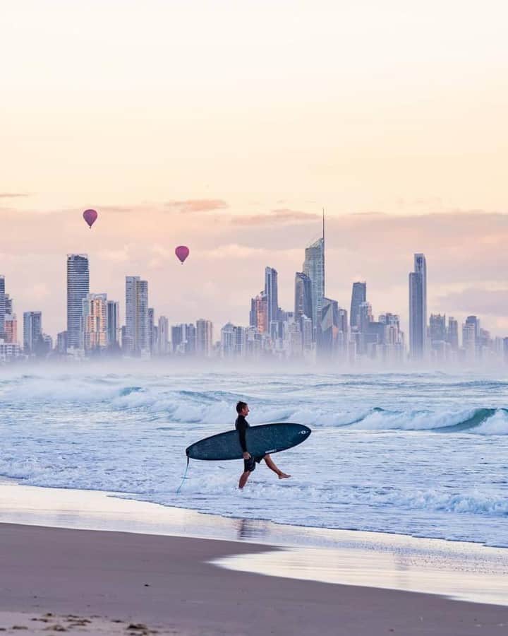 Australiaさんのインスタグラム写真 - (AustraliaInstagram)「We’re not quite sure how surfers in @destinationgoldcoast focus when the view looks this good 🤩 @dylan_rigby spotted this #surfer making his way into the waves at #BurleighHeads, seemingly not distracted by the stunning city #skyline and #hotairballoons in the background - good on him! Sandwiched between @visitsurfersparadise and #Coolangatta, #Burleigh is a @queensland hotspot for #surfing and swimming, as it offers both protected waters along the coast and impressive swells around the headland. TIP: If you don’t want to get your hair wet, simply pack a picnic and enjoy the views from the #beach, it’s extra phenomenal at sunset.  #seeaustralia #thisisqueensland #wearegoldcoast #travel #sunsetlovers」6月21日 15時00分 - australia