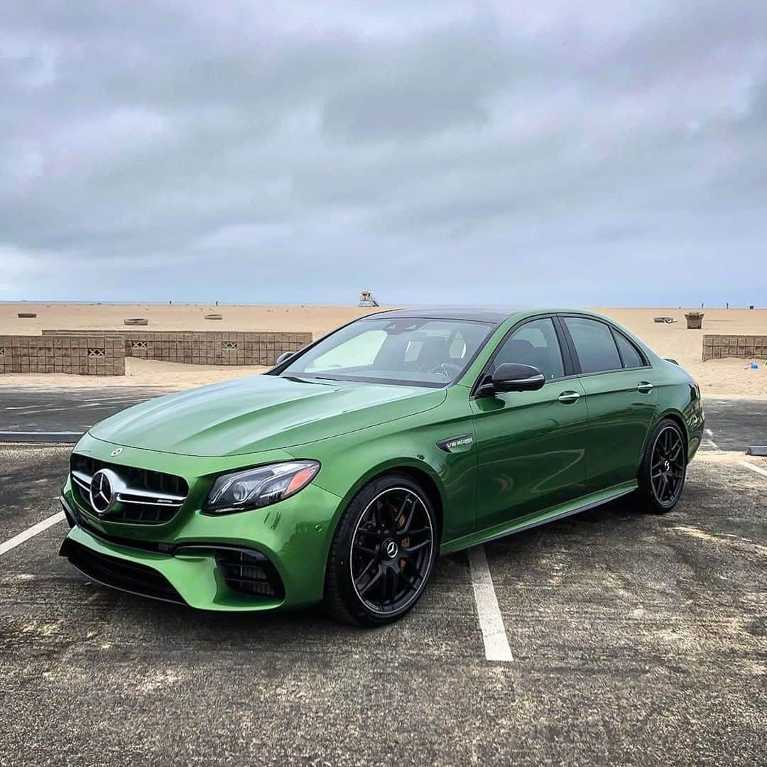 メルセデス・ベンツさんのインスタグラム写真 - (メルセデス・ベンツInstagram)「Standing out! 💘 Photo by @amgsixtythree. __________ [Mercedes-AMG E 63 S 4MATIC+ | Kraftstoffverbrauch kombiniert: 10,8 l/100 km | CO₂-Emissionen kombiniert: 245 g/km | mb4.me/nefz] . #MercedesBenz #🌟 #MercedesAMG #AMG #EClass #AMGE63S #DrivingPerformance #Designo #kryptonitegreen #automotivedesign #uniquedesign #weekendmode #mbcar」6月21日 15時00分 - mercedesbenz