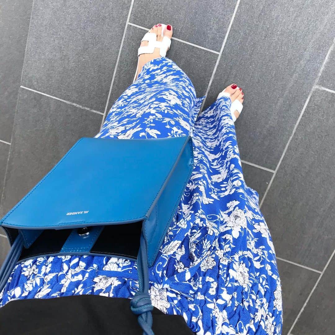 kyoco_ococさんのインスタグラム写真 - (kyoco_ococInstagram)「Blue 💙💙💙 自転車用に肩掛けできるバッグを探しててゲットしたねじねじ @jilsander  ちょっとしたお出かけや公園のときに 本当使える😳🙌🏻🙌🏻🙌🏻 店員さんのもうすぐ値上げですが即決の決め手😂👏🏻 . #jilsander#stunninglure#zara#hermes#tangle」6月21日 15時00分 - kyocoococ