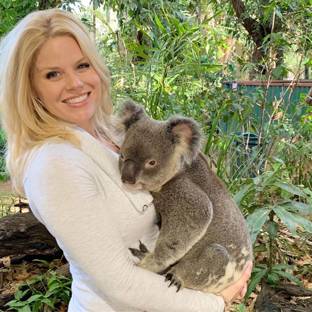 メーガン・ヒルティのインスタグラム：「Doing intense research today for my role as KC the koala on #disneyTOTS  Things I learned about being a koala: 1) sleep a LOT 2) sleep some more 3) be insanely cute and cuddly  #corrumbinwildlifesanctuary #disney #disneyjunior #disneyjr #KCkoala #KCthekoala #koala #cuddlykoala #cutekoala #goldcoast #australia #australianadventure #meganhilty #sleepykoala」