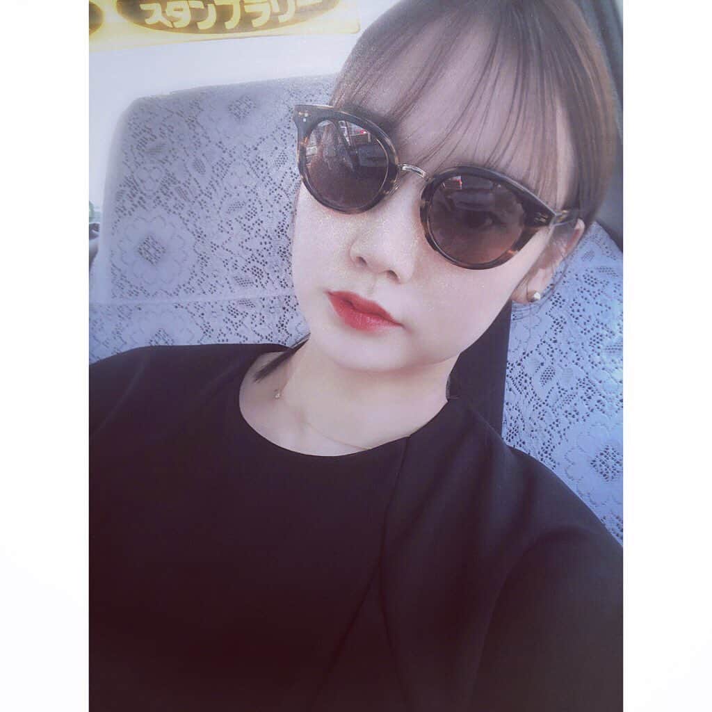 西本早希のインスタグラム：「・ @lavid_eyewear 🕶🖤」