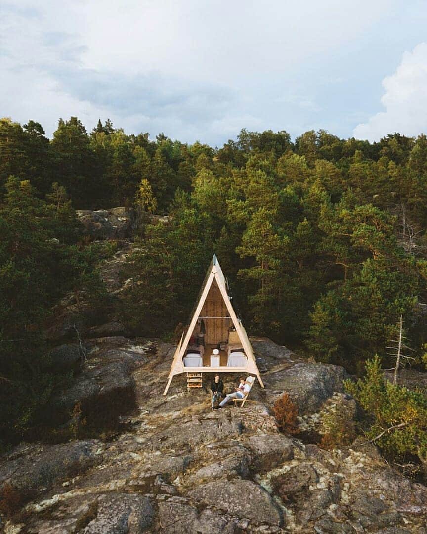 Discover Earthさんのインスタグラム写真 - (Discover EarthInstagram)「If this cabin in Helsinki isn't the perfect weekend getaway goal, we don't know what is ! 🏠🇫🇮 Who would you want to spend some time there with ? Tag them ! — 📍#DiscoverFinland — 📸  Photos by @joonaslinkola」6月21日 15時06分 - discoverearth