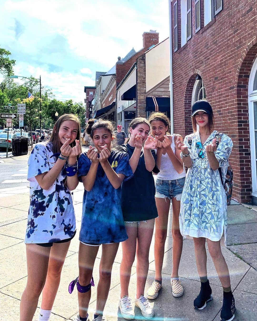 のインスタグラム：「How lovely and cheerful girls they are!  I was passing by a cafe in front of Princeton University after spending time at a bookstore.  These girls came and asked me if I could take a picture with them.  Oh, they may think I am a NOTABLE person in Korea??🤷🏻‍♀️😅 프린스턴 대학교 앞 카페에 앉아있던 어여쁜 걸들이 같이 사진 찍고 싶다고 합니다. 코리아에서는 이렇게 인증샷 하트를 한단다~ 다같이 하~~~트. 💙🇺🇸」