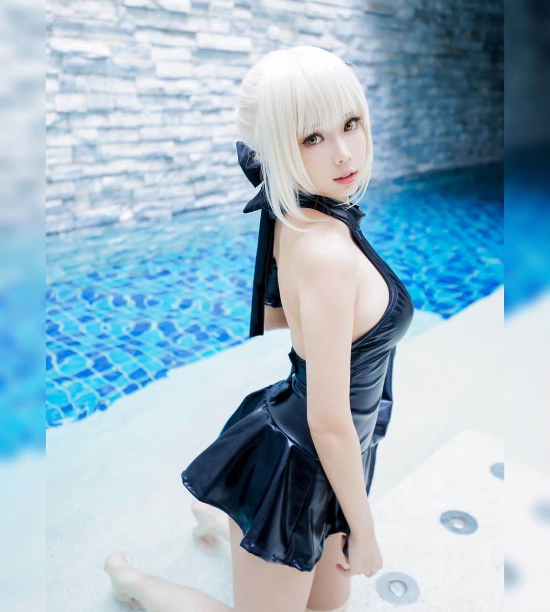 Elyさんのインスタグラム写真 - (ElyInstagram)「Look back 💙どこ見てるの？ 感覺到背後的視線！ #elycosplay #fategrandorder #コスプレ  #FateGrandOrderCosplay #fatecosplay #saber #水着」6月21日 15時10分 - eeelyeee