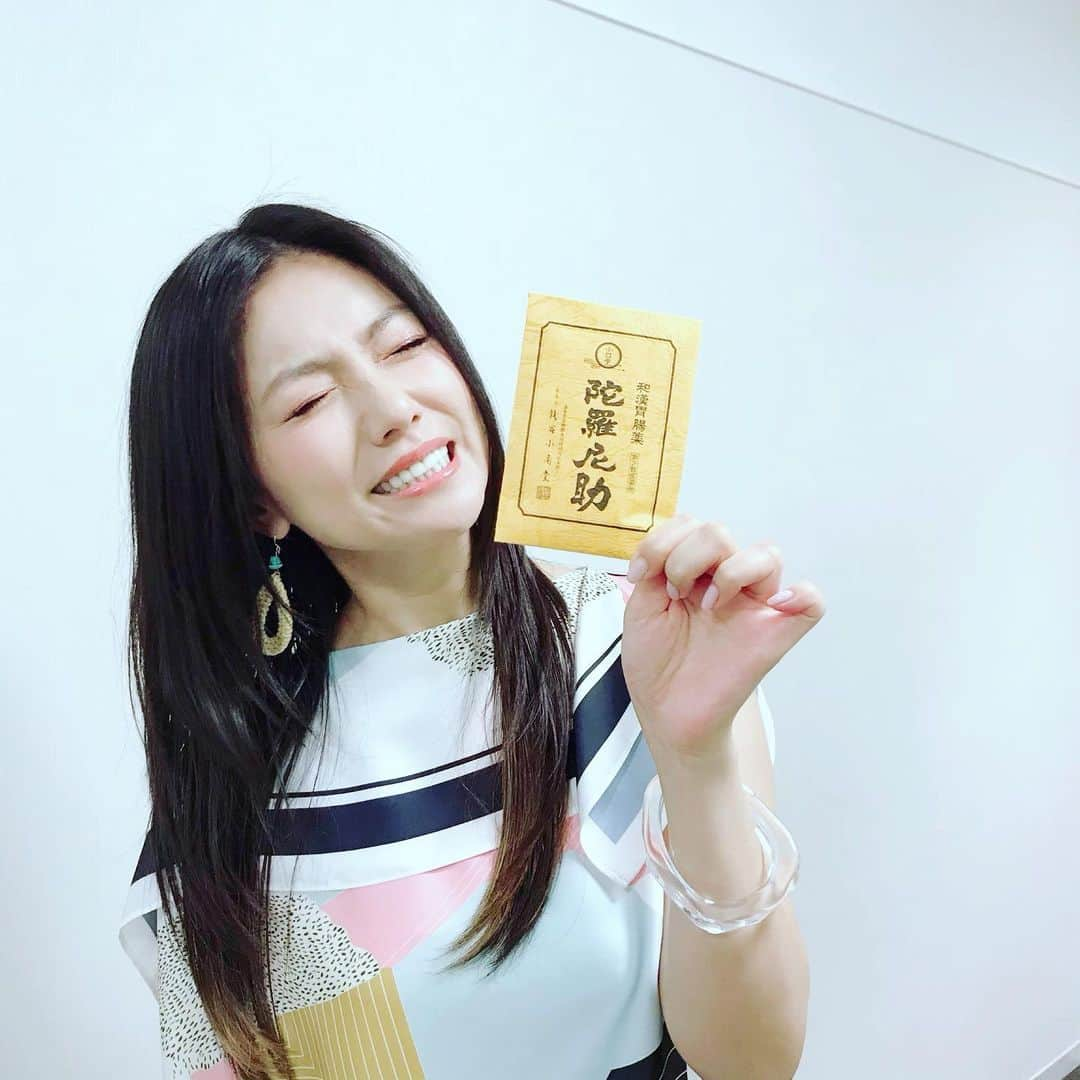 島谷ひとみさんのインスタグラム写真 - (島谷ひとみInstagram)「良薬口に苦し！  陀羅尼助（ダラニスケ）〜！！ 胃腸お腹の弱い私は良く効きそうな昔ながらのシート状のものを頂きました〜。 これからバッグに忍ばせてお守りにしよw  本日の、羽鳥慎一モーニングショー！ 「ワンダふるさと」は奈良県でした〜。 #羽鳥慎一モーニングショー #ワンダふるさと #奈良県編 #島谷ひとみ」6月21日 15時17分 - shimatani_hitomi_official