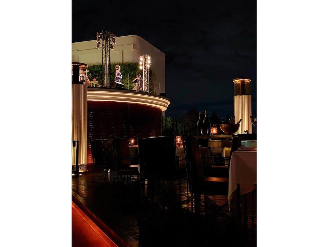 百合華さんのインスタグラム写真 - (百合華Instagram)「『SIROCCO』でいただいたディナーはタイ料理ではなくてフレンチ系のお料理でした🥰﻿ ﻿ 世界一高いところにあるルーフトップバーレストランで、生演奏を聴きながらこんなに素敵な夜景を眺めての女子会は本当にあっという間の楽しいひとときでした✨﻿ ﻿ 観光やお買い物で忙しいのにお時間作ってくれてありがとう❤  お気に入りのマキシワンピをパンガン島に忘れて来てしまったので泣、百合譁１人だけドレスコード無視の少年のような格好になっちゃって申し訳ない件🥺️﻿ ﻿ また京都であそぼうね🎶﻿ ﻿ #タイ﻿ #thailand ﻿ #バンコク ﻿ #bangkok ﻿ #シロッコ ﻿ #sirocco ﻿ #ディナータイム ﻿ #女子会 ﻿ #夜景 ﻿ #ありがとう」6月21日 15時19分 - yurika.lovelily
