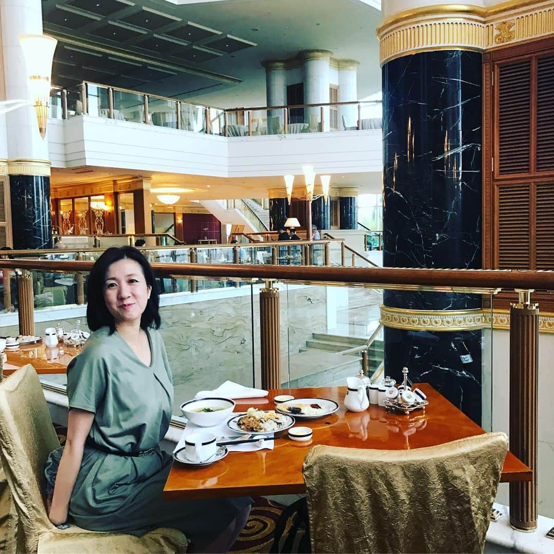 三隅有里子さんのインスタグラム写真 - (三隅有里子Instagram)「* ブルネイの豊かさの象徴のひとつ「エンパイアホテル」に宿泊しました。7つ星ホテルなんだそう😳😳 プールサイドでのんびりしたり、夕陽を見たり、海を眺めながら朝食を食べたり、非日常でリフレッシュできました🌟  #ブルネイ #brunei #ブルネイダルサラーム国 #🇧🇳 #アジア #asia #ボルネオ島 #エンパイアホテル #theempirehotel #ホテル #hotel #7つ星 #photogenic #旅 #旅行 #trip #travel #instatravel #旅の記録 #旅の思い出  #旅行好き  #海外旅行 #ひとり旅 #女子旅 #群馬 #gunma #群馬テレビ #群テレ #gtv #アナウンサー」6月21日 15時32分 - misumi_gtv