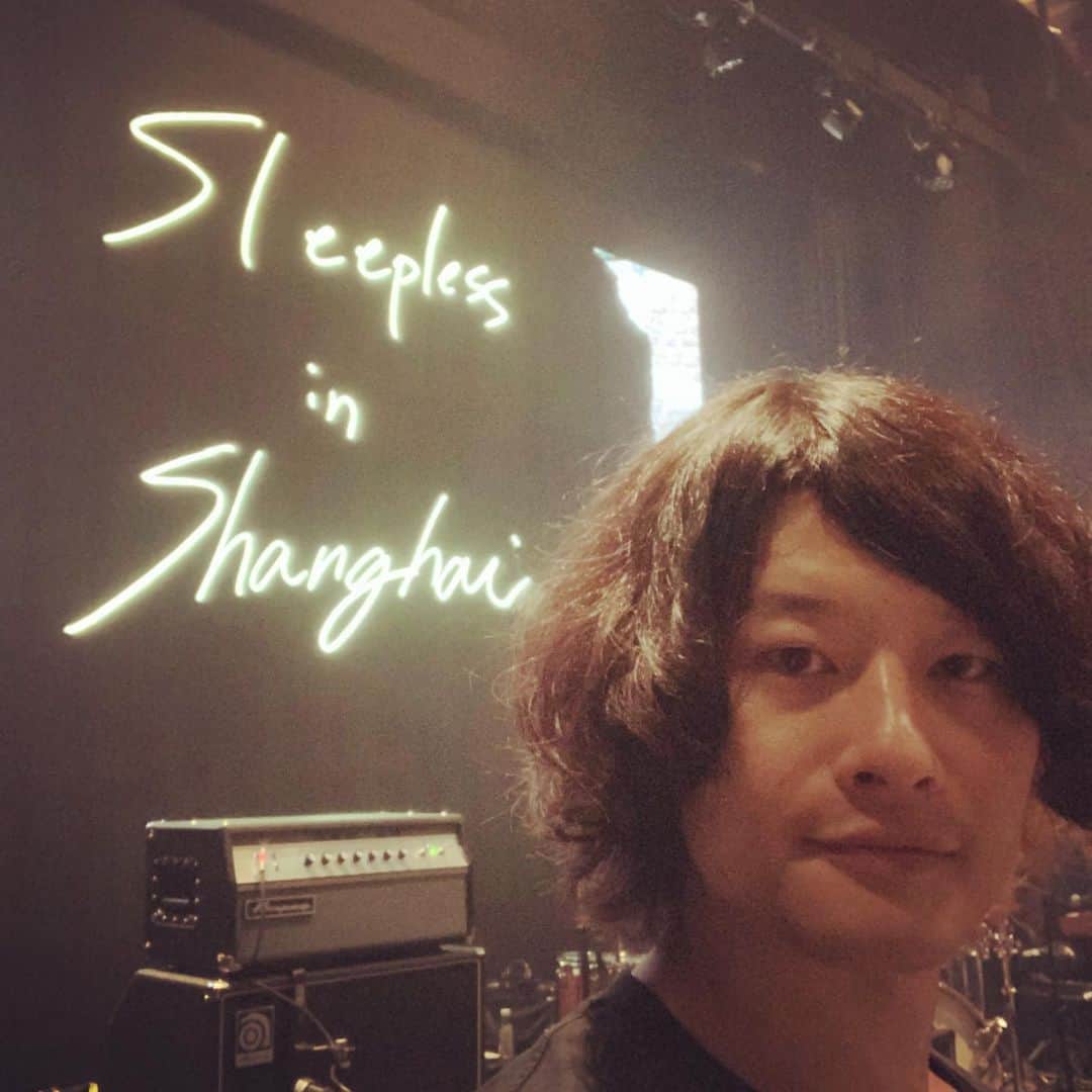 磯部寛之のインスタグラム：「Today is the very first day in our history to play in Shanghai, and I’d like to appreciate you all for having us. Last night I was just amazed by the night view of Shanghai which was very beautiful and energetic. Our keyboardist Rosé was so excited as you all can see in the third photo. Can’t wait to see you all soon! Hiro 本日は我々史上初めての上海公演。これを可能にしてくれた皆さんに感謝しております。昨夜は、とても美しくてエネルギー溢れる上海の夜景に心奪われてきました。ロゼ嬢もご満悦のご様子でした(3枚目参照)◎上海の皆さん、もうすぐ会えるのを楽しみにしてます。ひろ #alexandros #sleeplessinbrooklyn #sleeplessinshanghai #shanghai #modernskylab #modernskylabshanghai」