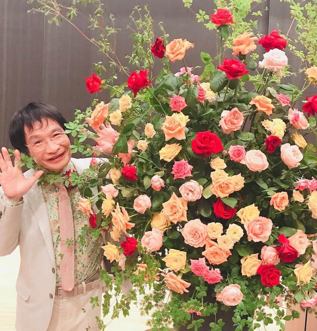 尾木直樹さんのインスタグラム写真 - (尾木直樹Instagram)「壇上の薔薇の花に囲まれて💐🌷🥀🥀大喜び😍 - #岐阜県#大垣市#講演会#薔薇#囲まれて#大喜び#尾木ママ#綺麗#名産#特産」6月21日 15時41分 - oginaoki_ogimama