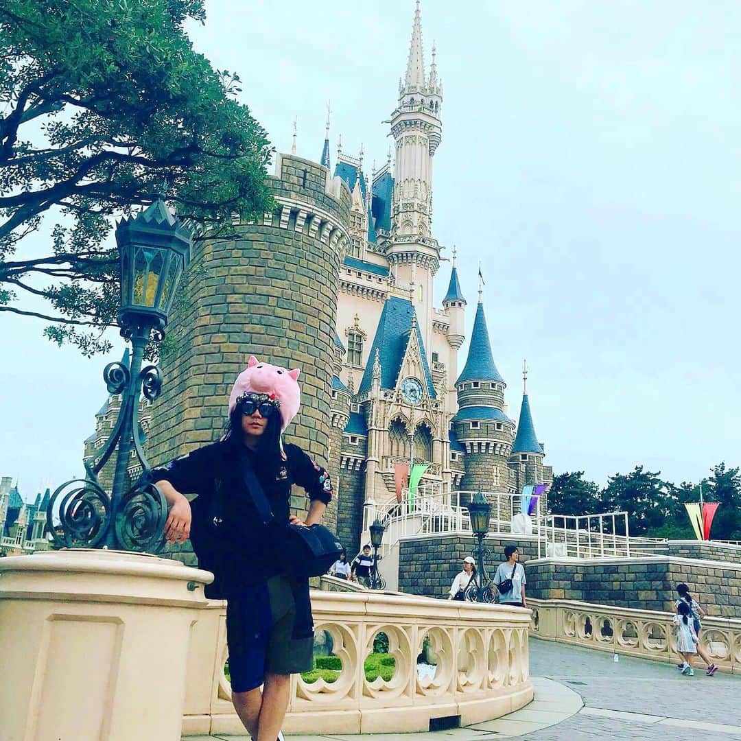のインスタグラム：「先日、姉と一緒にばあちゃんを招待して、ディズニーランドへ行ってきました！朝からパークを満喫して、2人はアンバサダーホテルへ。私は帰宅。次の日は3人でアラジンの映画を観に行きました。 . . 数年前、久し振りにディズニーランド行きたいなぁとボソッと呟いたばあちゃん。いつか必ず行こう！と兄弟でこっそり話をしていたので念願叶って良かったです。 楽しんでもらえてなにより😌🔆 次はシーに行こう😌🔆🔆 . . . #東京ディズニーランド  #tokyodisneyland  #tdl  #インスタはじめました」