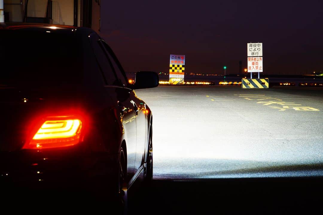 fcl.(エフシーエル)さんのインスタグラム写真 - (fcl.(エフシーエル)Instagram)「. 街灯なしの路地を走ると明るさの違いに驚きました。いつもハイビームを使用している路地ですが、 ロービームでも明るく、それでも角度は上を向いていないので、対向車の幻惑になる恐れも少なそうです。 . ユーザー：小波様 車種：#トヨタ #マークX #GRS120 平成17年式 #fclパワーアップキット . ▶お買いものは写真内のタグをタップ！ またはプロフィールのリンクからどうぞ →@fcl_ledhid . . . . . #fcl #車のある風景 #カスタムカー #車いじり #愛車 #写真好きな人と繋がりたい #車好き #車好きな人と繋がりたい #車撮影 #車好きと繋がりたい #ファインダー越しの私の世界 #車の写真が好きな人と繋がりたい #愛車のある風景 #愛車自慢 #マークx120 #しゃこたん #markx  #markx120 #マークx120系 セダン好き #エフシーエル #markxclub #markx130 #セダン #toyotamarkx #トヨタマークx #jdmgram」6月21日 15時50分 - fcl_ledhid