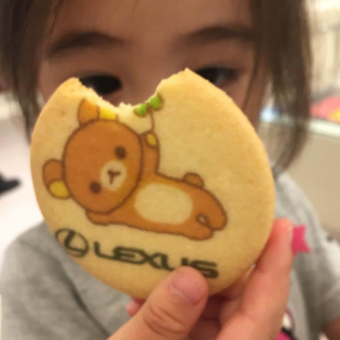 石津大介さんのインスタグラム写真 - (石津大介Instagram)「幼稚園からの車の点検へ!!❤️ コーラとクッキーちょっと食べてすぐ遊びへ…🤷‍♀️ 早く点検終わらないかな〜って思ってるのは私だけだろうな🐒  #幼稚園#おつかれさま#車の点検#アビスパ福岡#石津大介#親バカ」6月21日 15時46分 - aina.2632