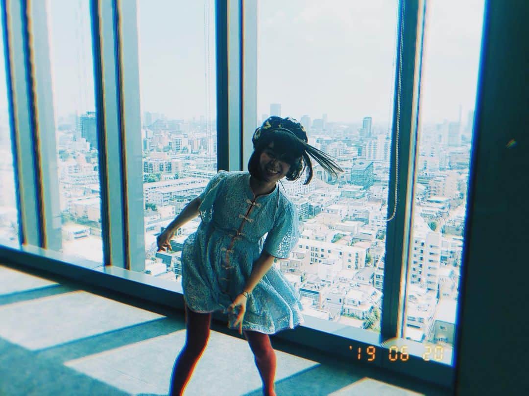 小春さんのインスタグラム写真 - (小春Instagram)「Jumping sister  #姉カメラ #charanporantan」6月21日 15時48分 - suttokodokkoiii