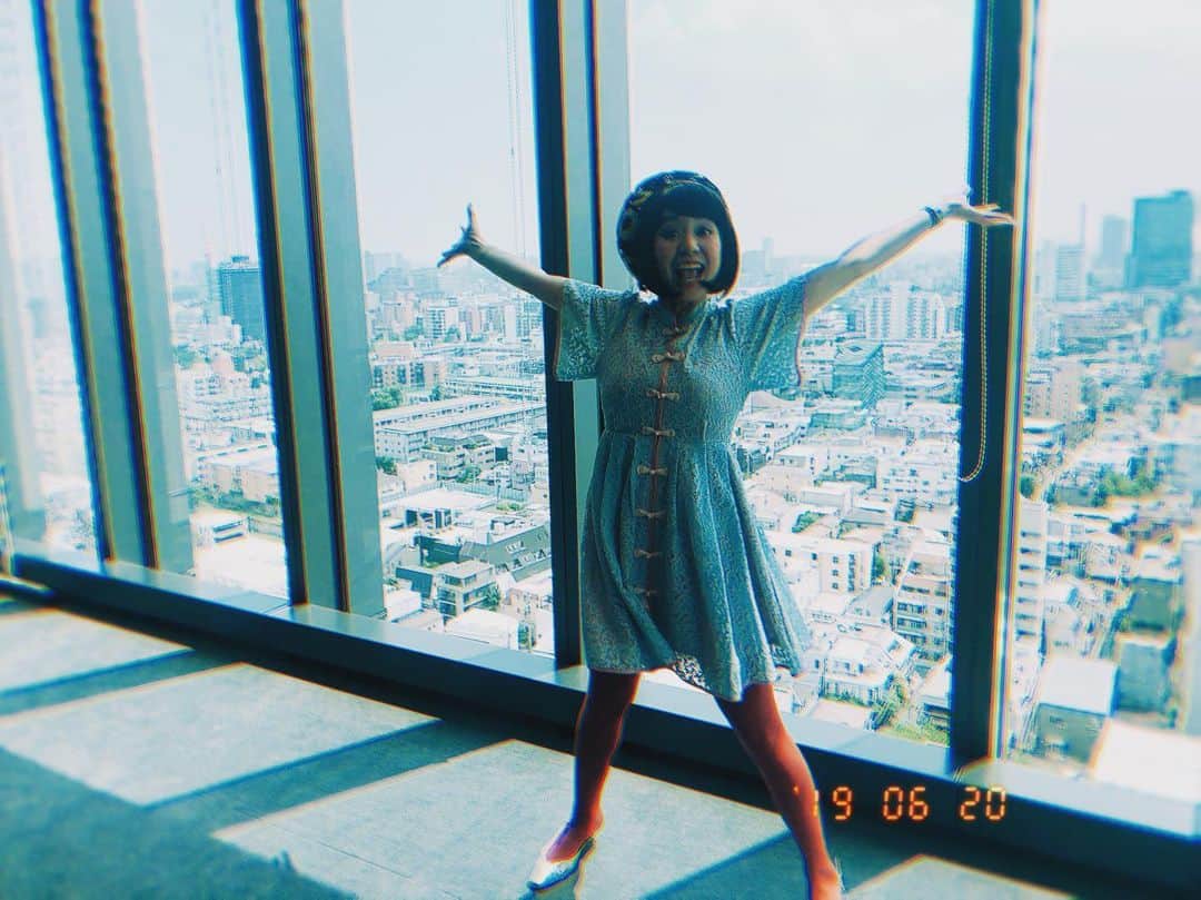 小春さんのインスタグラム写真 - (小春Instagram)「Jumping sister  #姉カメラ #charanporantan」6月21日 15時48分 - suttokodokkoiii