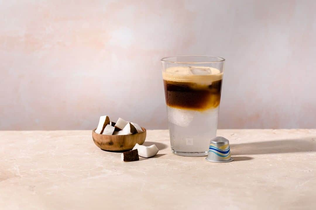 Nespressoさんのインスタグラム写真 - (NespressoInstagram)「Stay cool during the longest day of the year with a Nespresso Long Black recipe. Discover the full recipe on http://bit.ly/313KqIp  #Nespresso #NespressoOverIce #NespressoRecipe #Summer #IcedCoffee」6月21日 16時00分 - nespresso