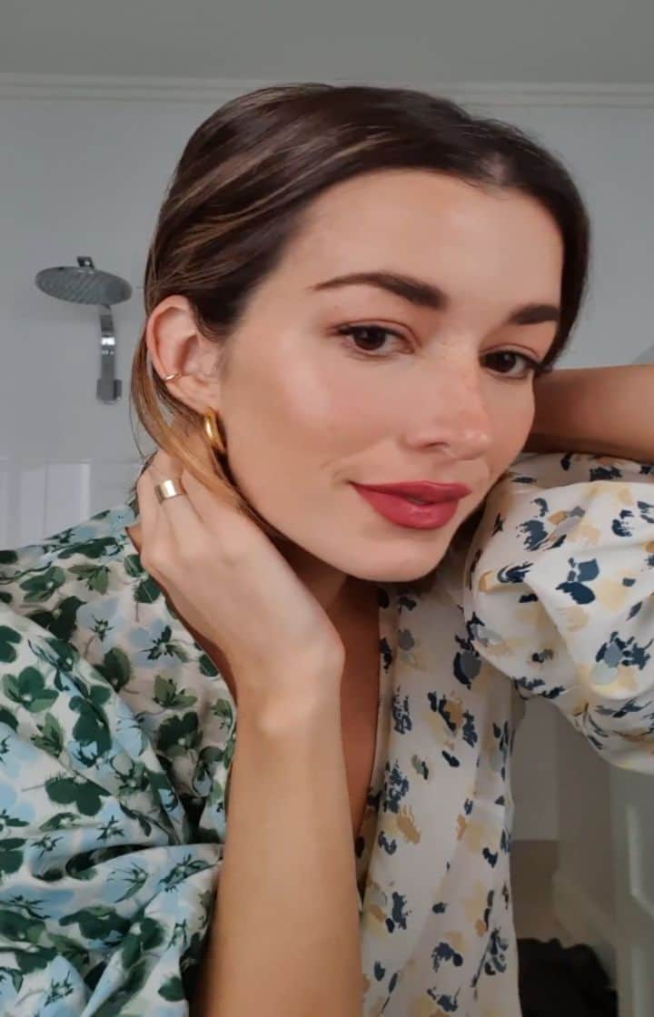 のインスタグラム：「Decided to change it up from my usual products and try creating a makeup look using products that cost less than AUD $35 each ❤」