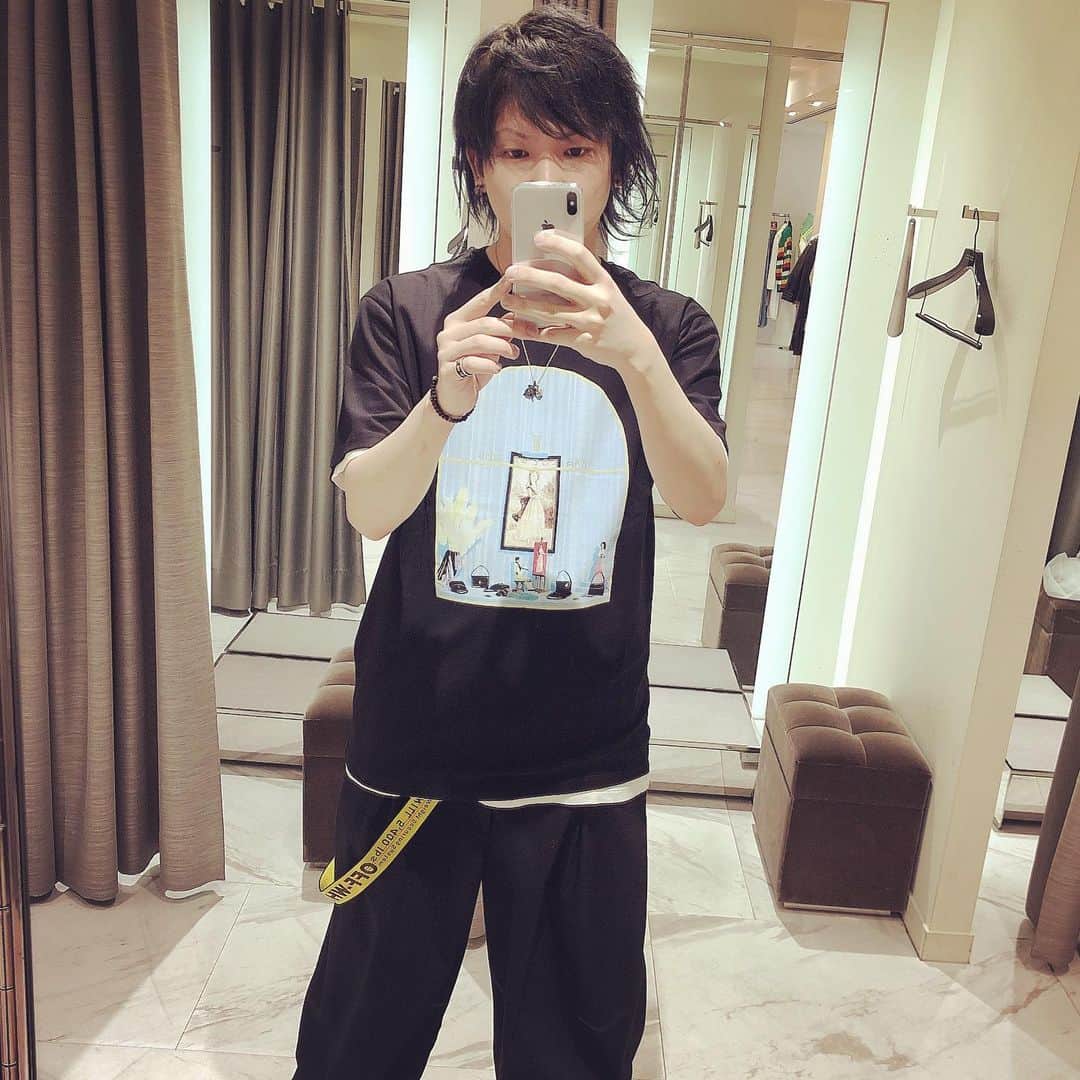 Belleのインスタグラム：「セール見に来てセールになってないＴシャツめっちゃ気に入って買ってしまった男」