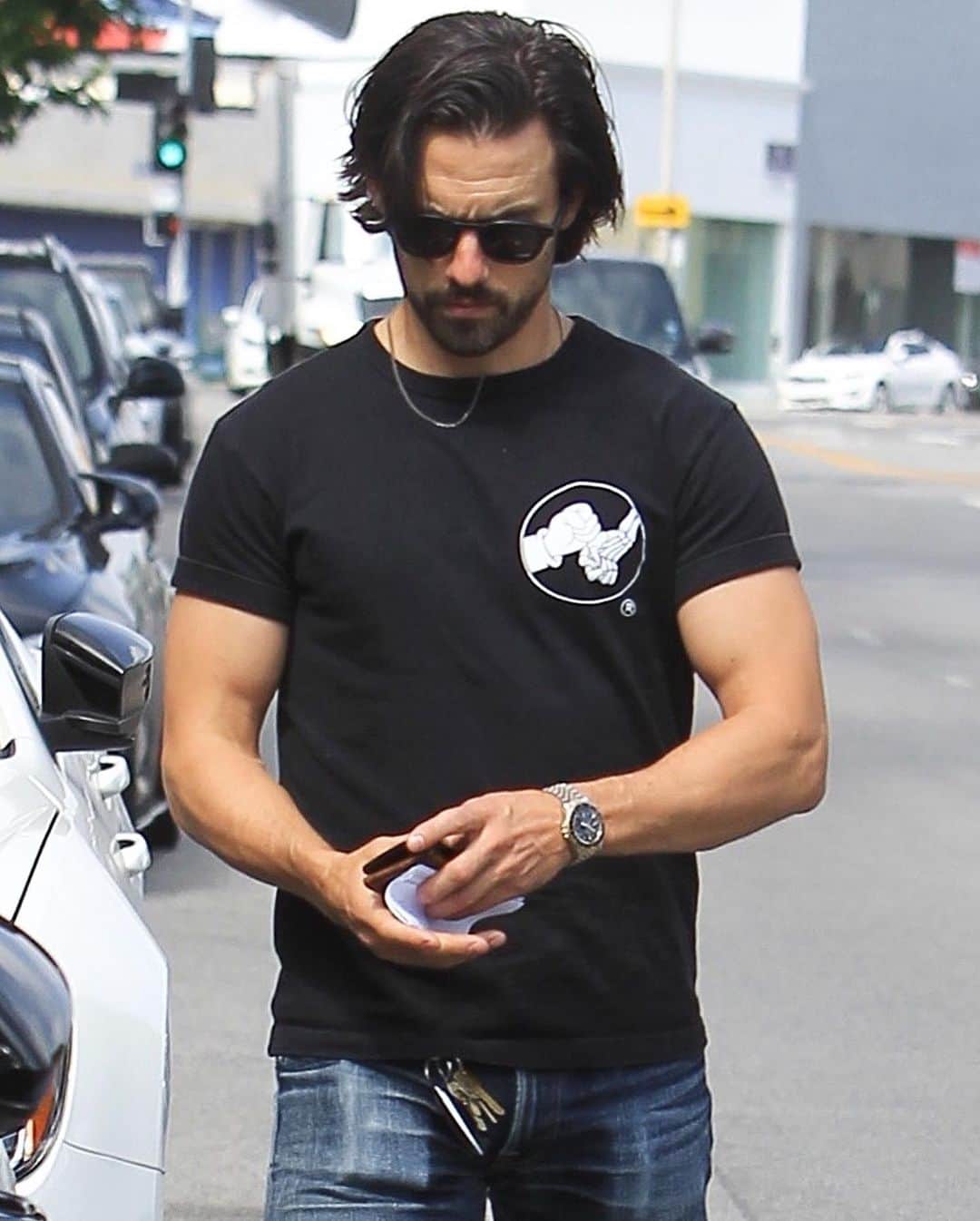 Just Jaredさんのインスタグラム写真 - (Just JaredInstagram)「@miloanthonyventimiglia bares his buff biceps as he steps out for the day! #MiloVentimiglia Photos: Backgrid」6月21日 16時00分 - justjared