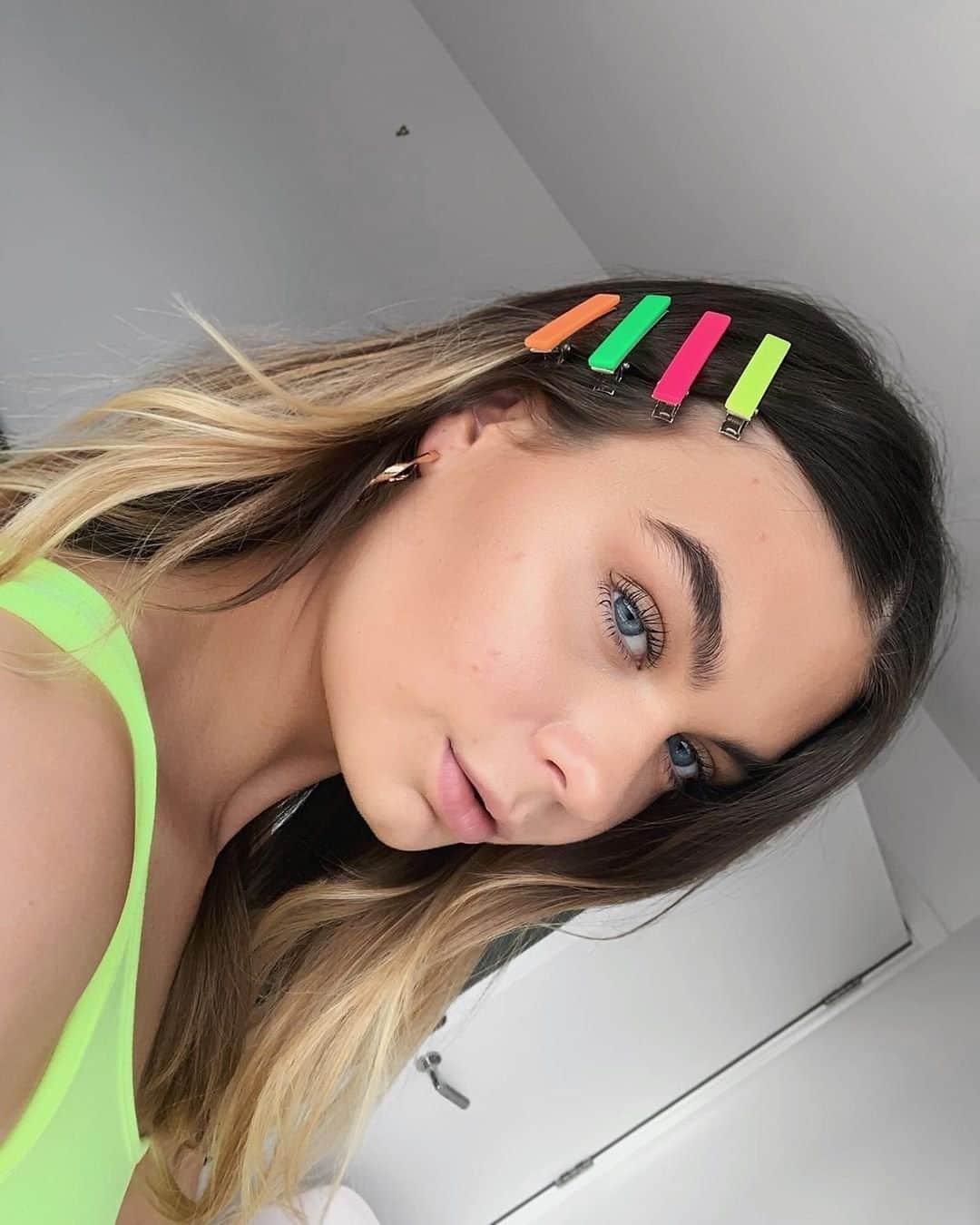 アクセサライズのインスタグラム：「Getting ready for the next festival like... 💁‍♀️ Our girl @bibi_bagnall embraces TRENDING neon with our fun stackable hair clips, available in store now!  Tap the link in the bio to shop the hottest hair accessories now.  #Accessorize #Accessorizer」