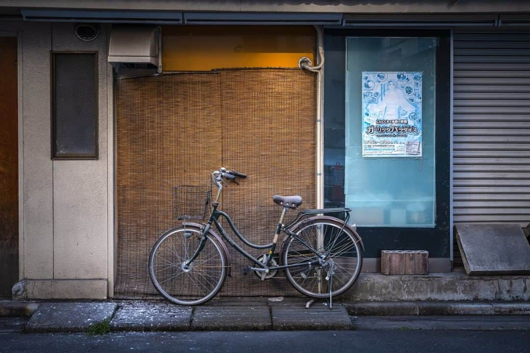 National Geographic Travelさんのインスタグラム写真 - (National Geographic TravelInstagram)「Photo by @michaelclarkphoto | A lone bike on a backstreet in Tokyo, Japan. Wandering the back streets of Tokyo is an endless endeavor. It also provides perhaps some of the best street photography in the world. I am not a street photographer, but still it is fun to cruise around a new city and explore those back alleys with a camera in hand. #tokyo #japan」6月21日 16時01分 - natgeotravel