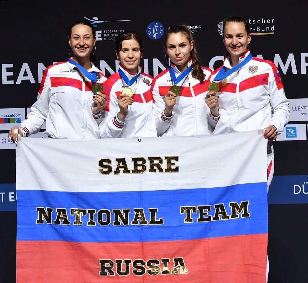 ヤナ・イグリアンのインスタグラム：「ДА! ДАА! ДАААА!!!🥇🤺 Мы сделали это! Мы смогли! МЫ ВЗЯЛИ ЗОЛОТО!!! Первое место на чемпионате Европы! ⠀ Ребята, эмоции переполняют меня 😭😍 Разрываюсь между рыдать, кричать, смеяться. ⠀ Турнир дался тяжело, признаюсь. Как физически, так и морально! Но даже после долгого больничного я смогла попасть в команду и победить со своими девочками! 😍 Это ли не абсолютное счастье? 🏆 ⠀ Я очень благодарна тренеру и медицинскому персоналу, а также моим друзьям, которые следили за соревнованиями, грустили вместе со мной по причине плохого личного результата и поддерживали перед командным турниром❤️ ⠀ Но не будем забывать, что сезон не закончен ... Нас ещё ждёт Чемпионат Мира, так что расслабляться рано... 💪🏼」