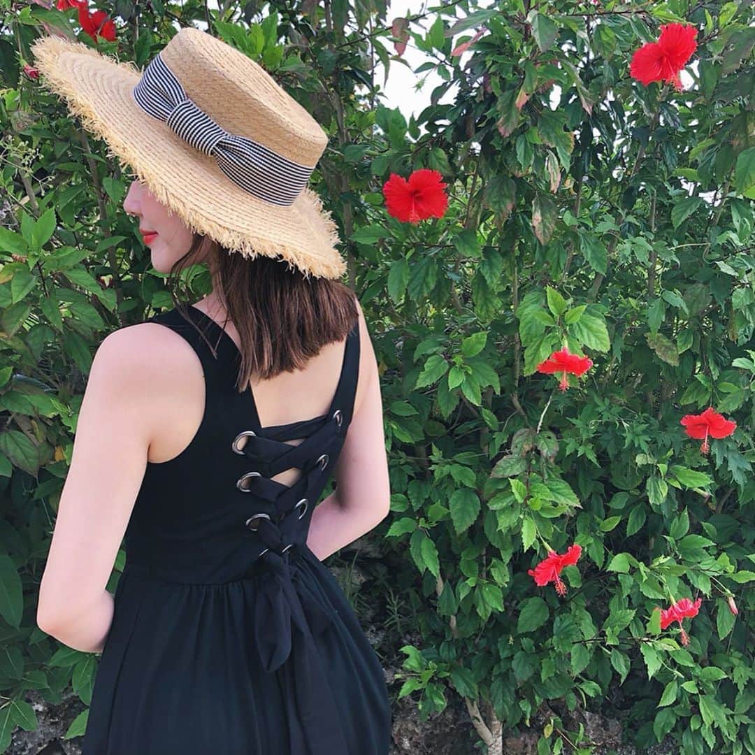 のインスタグラム：「はいた〜いっ🌺﻿ ちょうど梅雨明けのタイミングで 少し歩くだけで滝汗です😂💦﻿ ﻿ 👗 @_estella.k_ ﻿ ﻿ リゾート服が可愛くて﻿ だいすきなブランド♡﻿ 梅田阪急でpop upが6/19〜7/2まで﻿ 期間限定みたいだから﻿ この機会にお買い物しにいこっと😆💓」