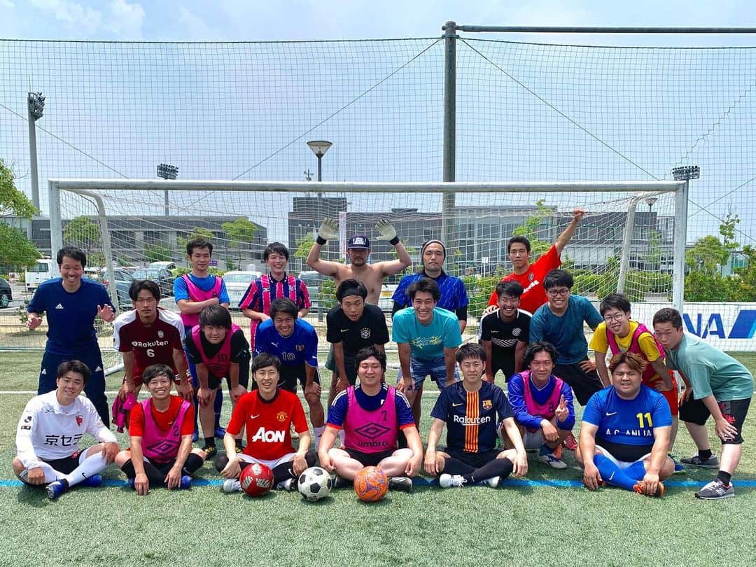 池田真一のインスタグラム：「今日は吉田たちさんのサッカーでした！ 本日も最高に楽しかったです！ 暑すぎてマジでちょっと間気失ったまま試合してました！  20年後の若林源三さんも来てくれてました！ 今は十三でサッカーBARしてるみたいです！」