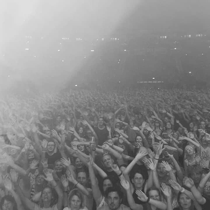 ブライアン・アダムスのインスタグラム：「Berlin last night, a sea of hands. Thanks to everybody in Germany and around Europe that has come out for the tour. It’s been absolutely magic.❤️#bryanadamsshinealight #berlin」