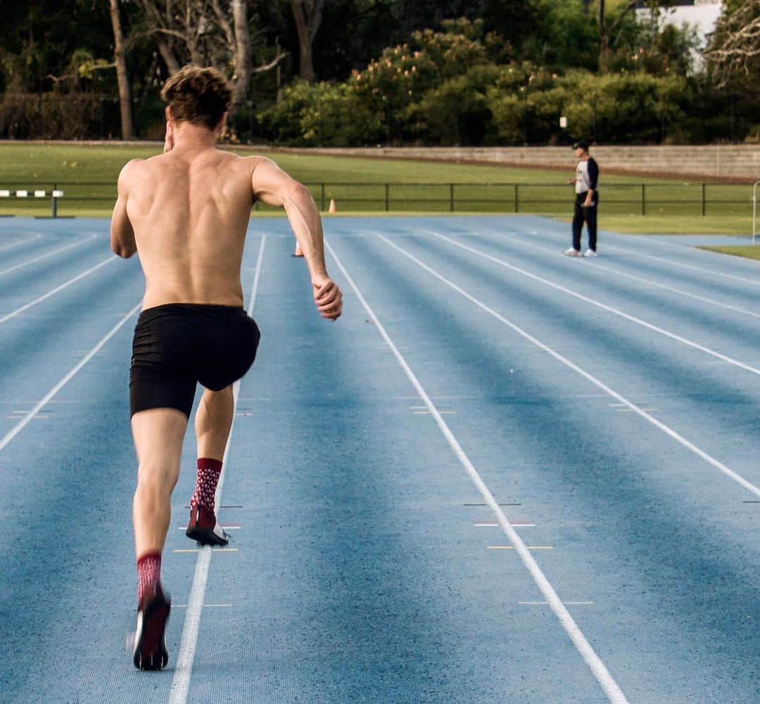 カーティス・マーシャルのインスタグラム：「Running away from winter like 👋🏼📐🏃🏼‍♂️」