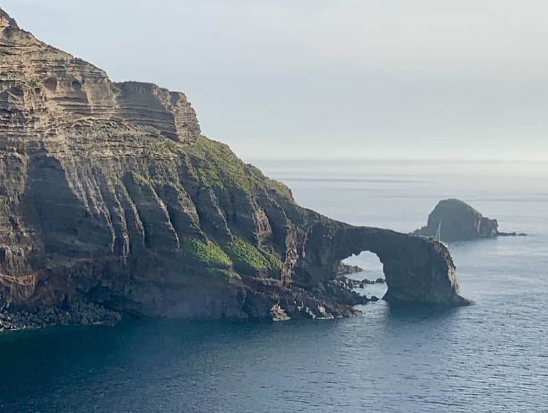 ナタリー・インブルーリアさんのインスタグラム写真 - (ナタリー・インブルーリアInstagram)「Chopper with #chopperjohn and Julia from #Panarea to view #Stromboli (active  volcano) from the sky!! .. then on to #Salina to my friends at @capofaro Thank you @ludovicodevivo Alberto, Margherita 😘💙 And then a lovely home cooked meal at Giuseppe Mascoli @kikapan  @7islands_eolie 😘 #siesta #salina」6月21日 16時15分 - natalie_imbruglia