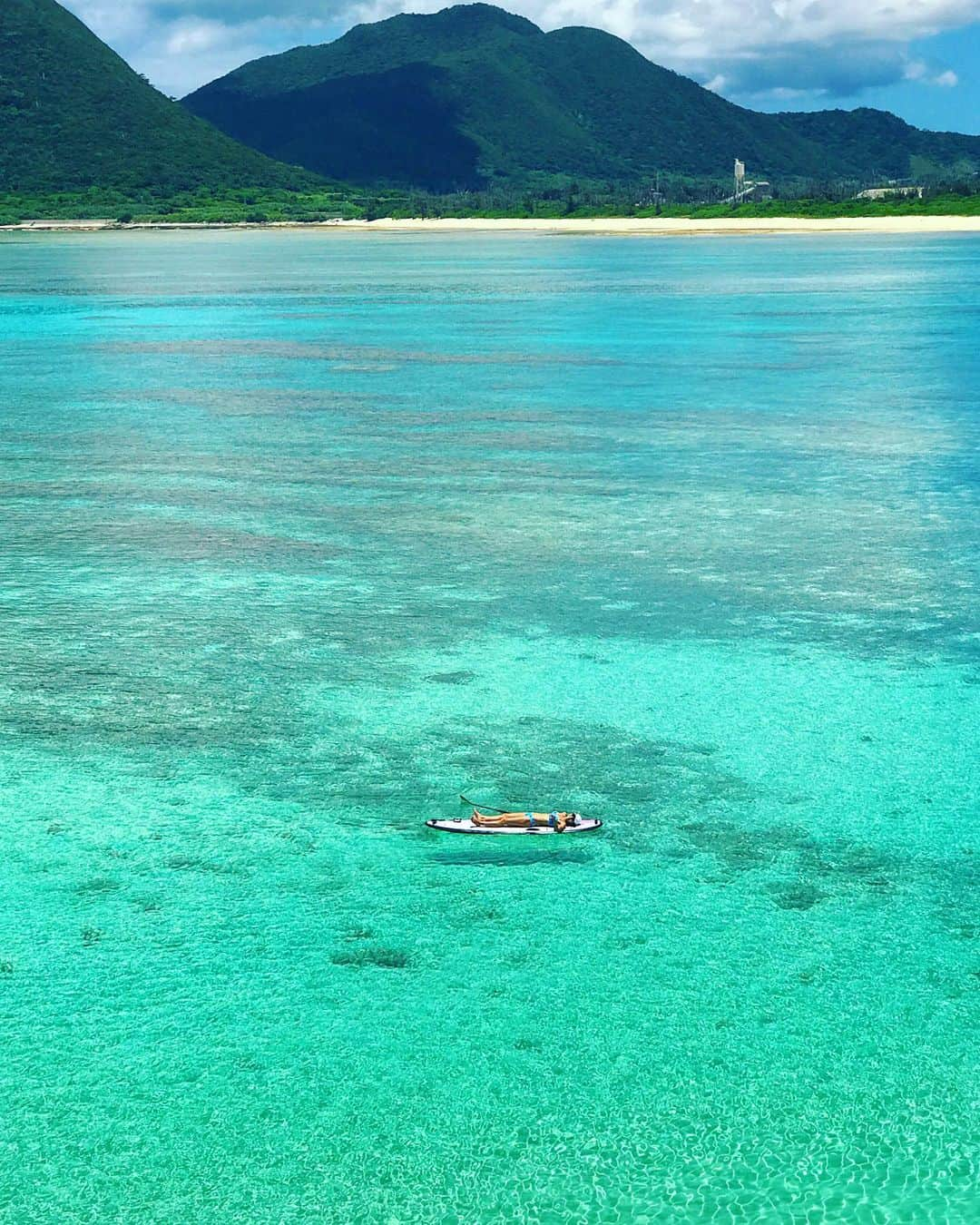 来夏さんのインスタグラム写真 - (来夏Instagram)「#💚 SUP nap🌞💤 #heaven  #okinawa #sup #supnap #throwback」6月21日 16時19分 - rairairaika