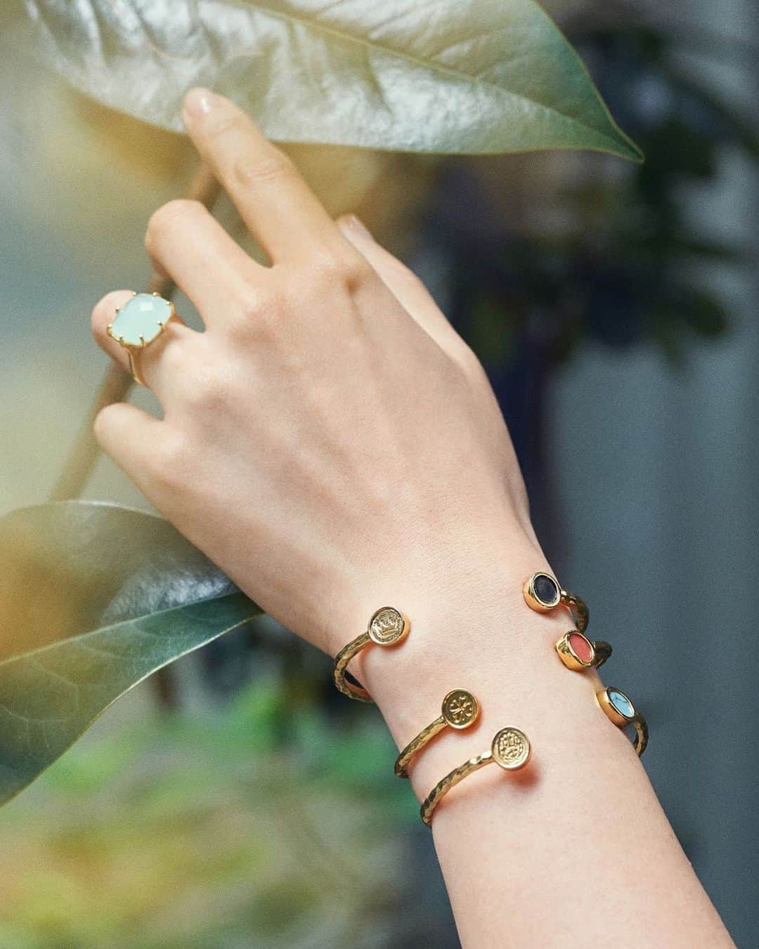 レネレイドさんのインスタグラム写真 - (レネレイドInstagram)「✨Reveal the delicacy of your wrist with The Lucky bangles. Collect them! It's always a good idea.  #Lesnereidesparis #Bangle #Costumejewellery #Frenchjewelry #Jewellery」6月21日 16時34分 - lesnereidesparis