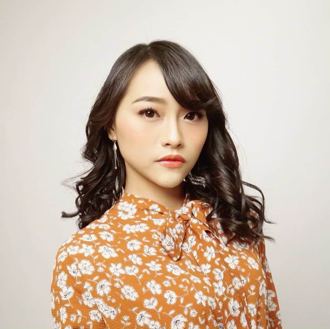 ロナ・アングラエニのインスタグラム：「Anti smile smile club 😶」