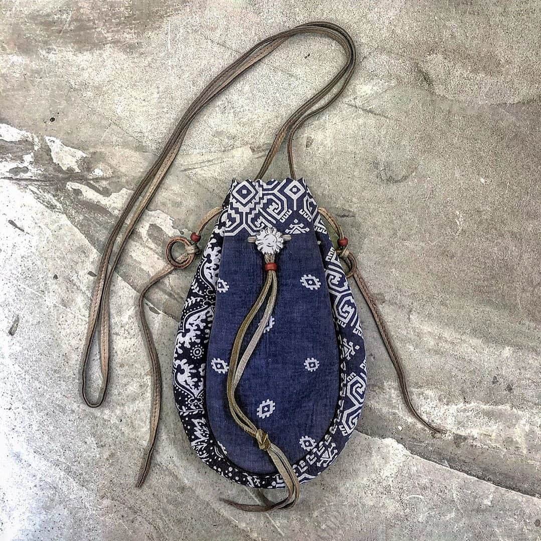 HYPEBEASTさんのインスタグラム写真 - (HYPEBEASTInstagram)「@hypebeaststyle: @readymade_official and @takashipom have teased a blue button-up shirt which is decorated with the Japanese artist’s famous Murakami Flower, and a shoulder bag covered with tribal prints. Stay tuned for further details. Photo: Readymade」6月21日 16時43分 - hypebeast